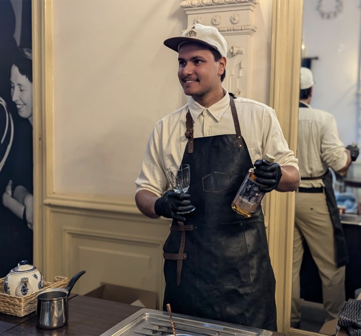 Een van de broers serveert Irish coffee met Compa Fuerte bij Whiskeyfest Amsterdam 2025